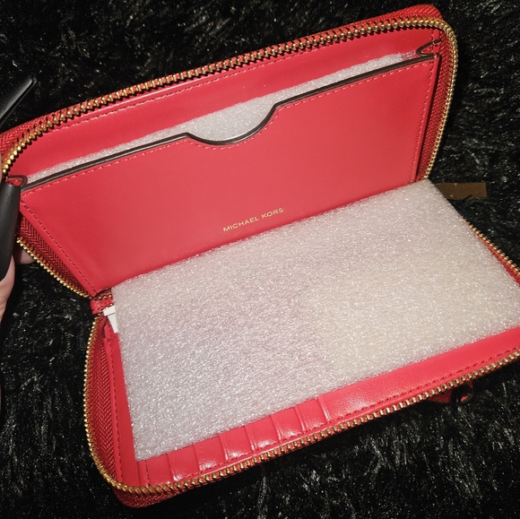 Michael Kors LG Flat leather crimson phone case/ sm clutch - Picture 3 of 5